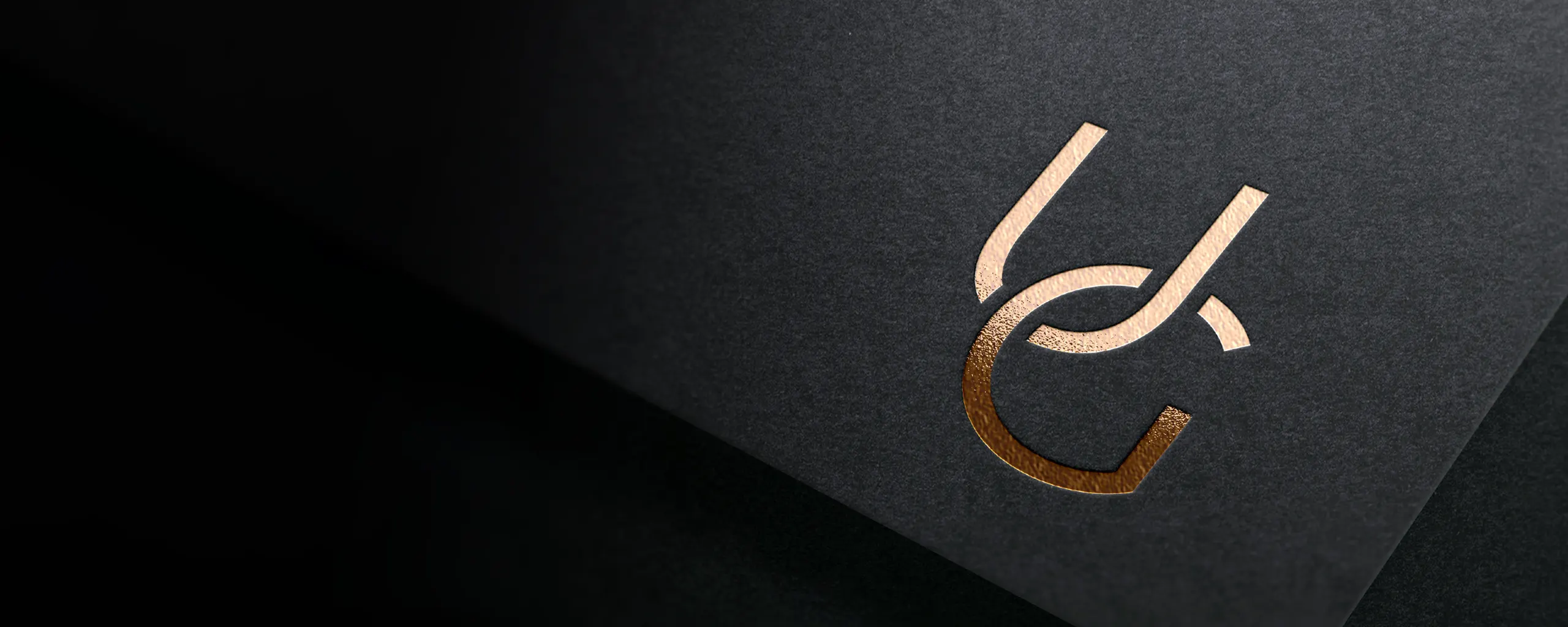 Logodesign, Logoentwicklung: Logo für Online-Galerie, Hero Abb.: Werner Design - Logodesign, Logoentwicklung; elegante UG Logo für online Galerie als Close Up in Goldfolie samt Prägung auf schwarzem Papier, Hero-Bild