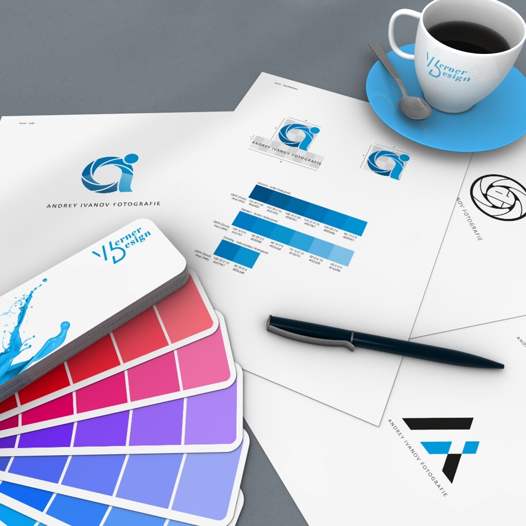 Abb.: Werner Design -  Logodesign, Corporate Design - Blätter mit Logoentwürfen für Fotostudio, Farbfächer und Kaffeetasse, Thumbnail Bild