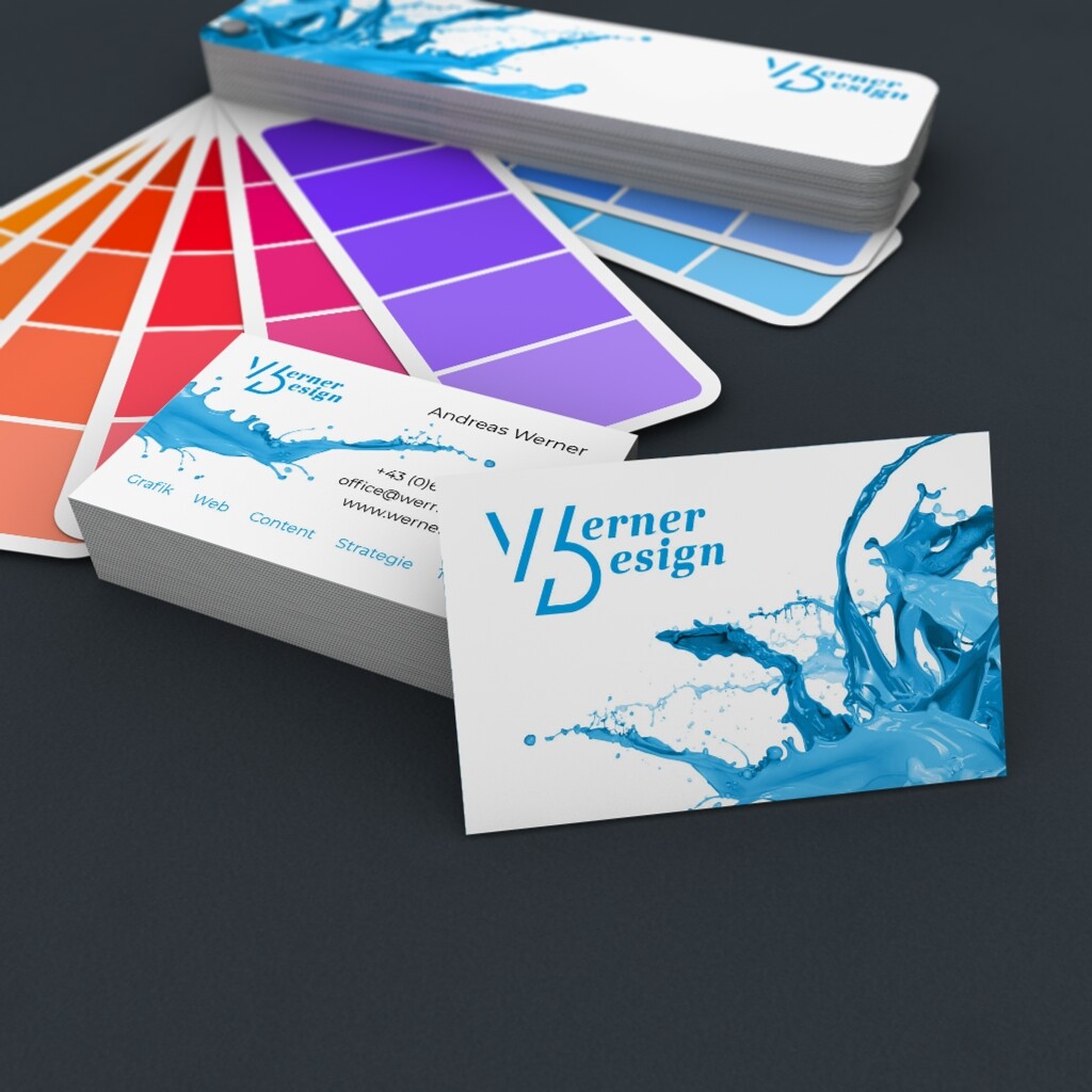 Abb.: Werner Design - Grafikdesign, Corporate Design - Werner Design´s Visitenkarten Stapel und Farbfächer vor dunklem Hintergrund, Thumbnail Bild