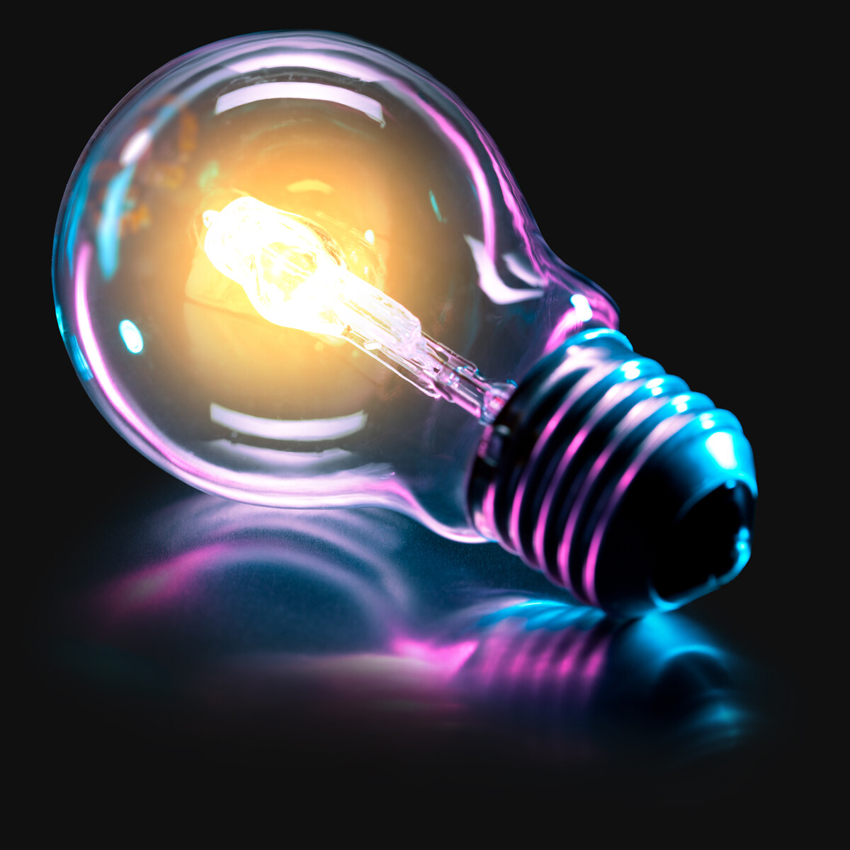 Abb.: Werner Design - Full Service Design, Kreativideen - Glühbirne, Neonfarben auf dunklem hintergrund, Thumbnail Bild